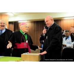 Dom Pedro Fedalto se emociona ao receber 180 cartas